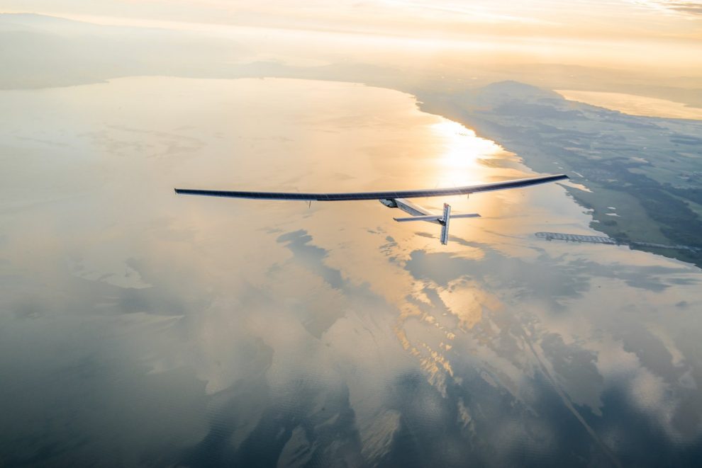 El Solar Impulse durante su vuelo alrededor del mundo usando la energía del Sol como combustible.