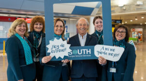 Empleadas de South con los nuevos uniformes junto a Javier Cañás, diseñador de los mismos.