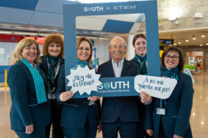 Empleadas de South con los nuevos uniformes junto a Javier Cañás, diseñador de los mismos.