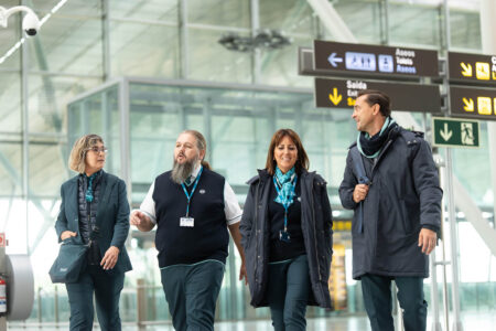 South abandona el rojo cálido de Iberia por el azul frío en sus nuevos uniformes.