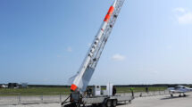 Lanzador Spaceforest Perun en su sistema de transporte y torre de lanzamiento.