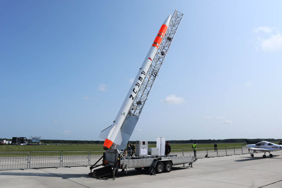Lanzador Spaceforest Perun en su sistema de transporte y torre de lanzamiento.