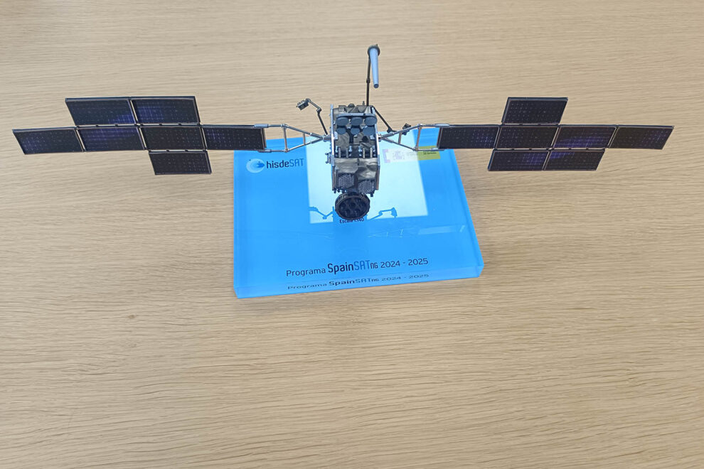 El Spainsat NG en su configuración de vuelo con sus antenas, paneles solares y motores iónicos desplegados.