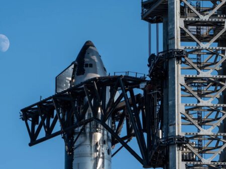 Los dos brazos de la torre de lanzamiento sirven también para el montaje del Supr heavy y la Spaceship.