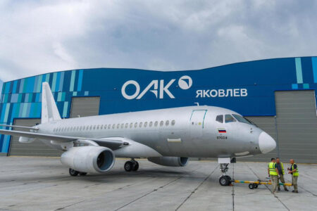 Primer Sukhoi SJ-100 100 por ciento ruso.