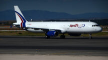 El primer Airbus A321P2F de Swiftair a su llegada a Madrid.