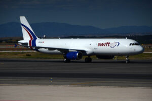 El primer Airbus A321P2F de Swiftair a su llegada a Madrid.