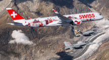 Swiss realizó una sesión fotográfica de su primer A350 volando en formación sobre los Alpes con varios F-18 suizos.