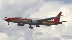Aterrizaje en Madrid del vuelo inaugural de TAAG en la ruta Luanda-Madrid.