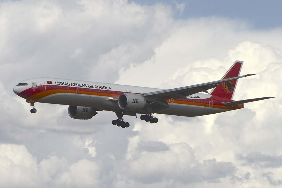 Aterrizaje en Madrid del vuelo inaugural de TAAG en la ruta Luanda-Madrid.
