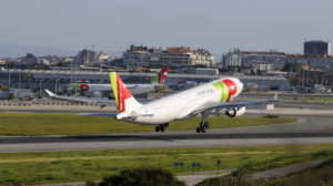 Airbus A330 de TAP Air Portugal despegando del aeropuerto de Lisboa.