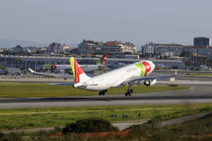 Airbus A330 de TAP Air Portugal despegando del aeropuerto de Lisboa.