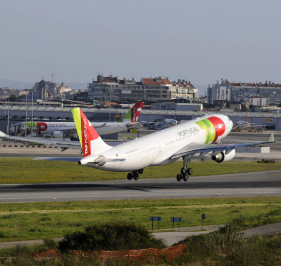 Airbus A330 de TAP Air Portugal despegando del aeropuerto de Lisboa.