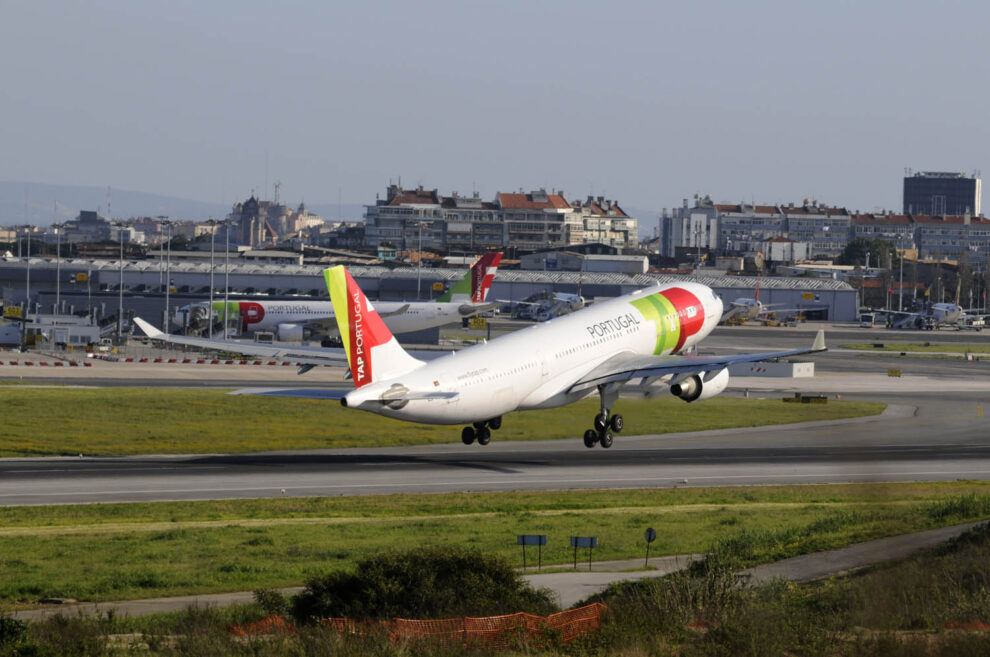 Airbus A330 de TAP Air Portugal despegando del aeropuerto de Lisboa.
