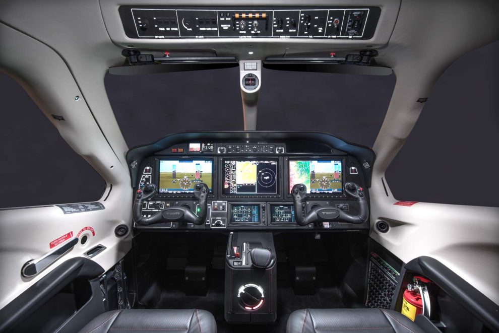 Cockpit del Daher TBM390 con aviónica Garmin 3000.