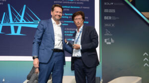Hugo Torres da la bienvenida a TEDAE, representada por Diego García Galán, a Aero Excellence.