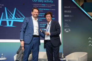Hugo Torres da la bienvenida a TEDAE, representada por Diego García Galán, a Aero Excellence.