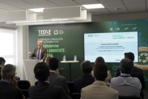 Rocardo Martí-Fluxa, presidente de TEDAE abre la Segunda Jornada de Formación en Sostenibilidad de la asociación empresarial.