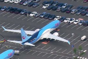 Dos Boeing 737 MAX de TUI almacenados en uno de los parkings para los coches de los empleados de Boeing en Boeing Field.