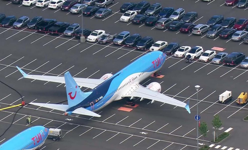 Dos Boeing 737 MAX de TUI almacenados en uno de los parkings para los coches de los empleados de Boeing en Boeing Field.