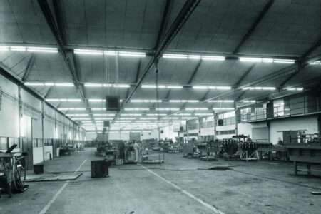 Interior de la nave con varios motores Bristol Hercules en revisión.