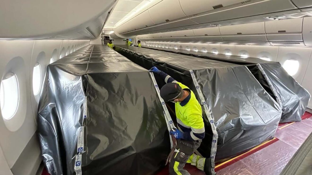 Trabajos de preservación del interior de un avión.