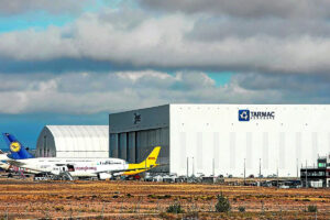 Hangares de Tarmac Aragon en el aeropuerto de Teruel.