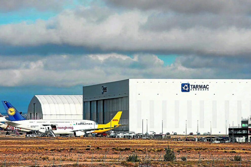 Hangares de Tarmac Aragon en el aeropuerto de Teruel.