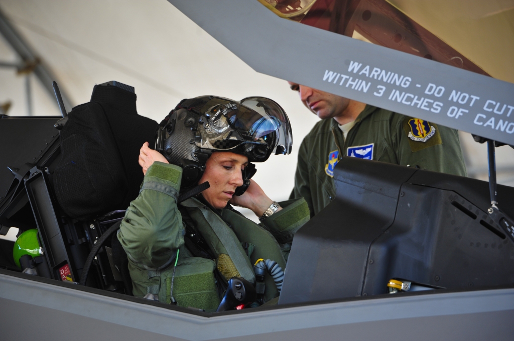 La teniente coronel Mau colocándose su casco antes de su primer vuelo real en el F-35A.