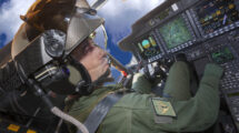 Piloto de NH90 con el casco Thales TopOwl.
