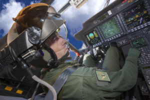 Piloto de NH90 con el casco Thales TopOwl.