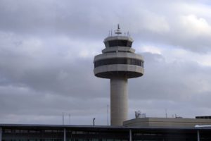 Torre de control del aeropuerto de Palma de Mallorca que también alberga, el centro de control de tráfico aéreo.
