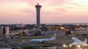 Torre de control del aeropuerto de París Charles de Gaulle.