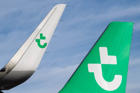 Detalle de la nueva cola y el winglet del primer Airbus A320neo de Transavia con los nuevos colores.