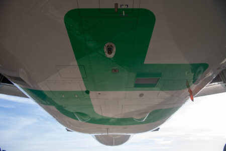 Detalle del logotipo de Transavia en la panza del avión.