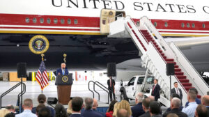 Mientras el presidente Trump ha estrenado el Air Force One interino regalado por Qatar, Boeing sigue perdiendo dinero con el programa de modificación de los dos nuevos B-747-8 para la USAF.