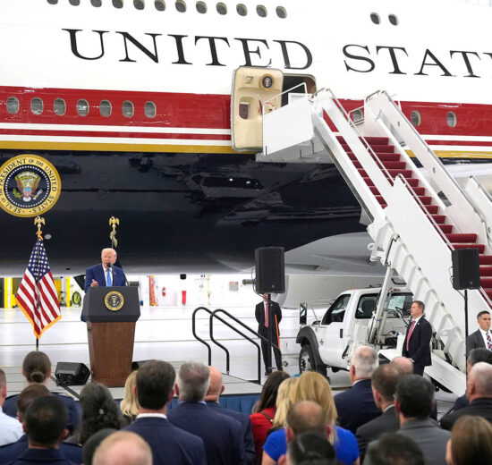 Mientras el presidente Trump ha estrenado el Air Force One interino regalado por Qatar, Boeing sigue perdiendo dinero con el programa de modificación de los dos nuevos B-747-8 para la USAF.