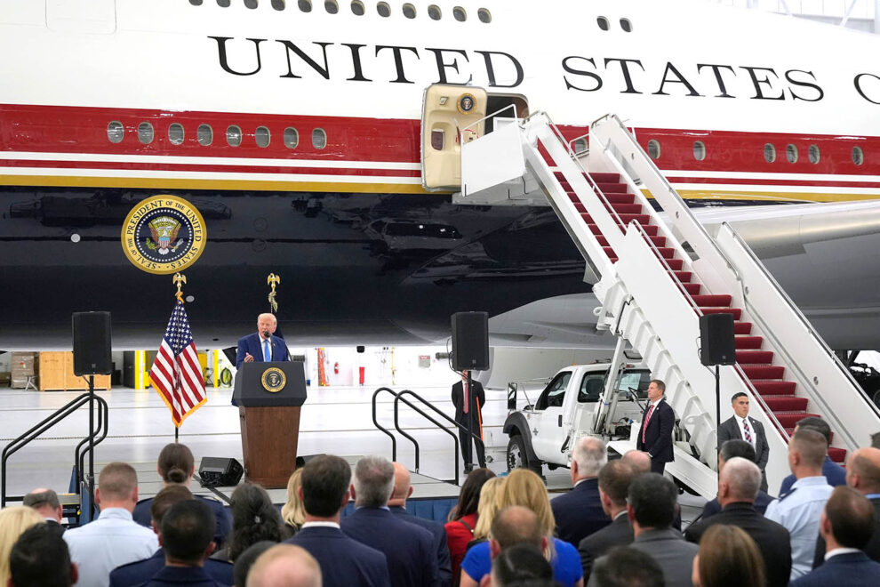 Mientras el presidente Trump ha estrenado el Air Force One interino regalado por Qatar, Boeing sigue perdiendo dinero con el programa de modificación de los dos nuevos B-747-8 para la USAF.
