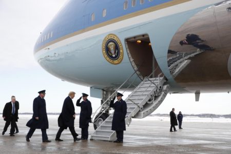 El presidente Trump se dirige a embarcar en el Air Force One por la escalerilla en la bodega del avión.