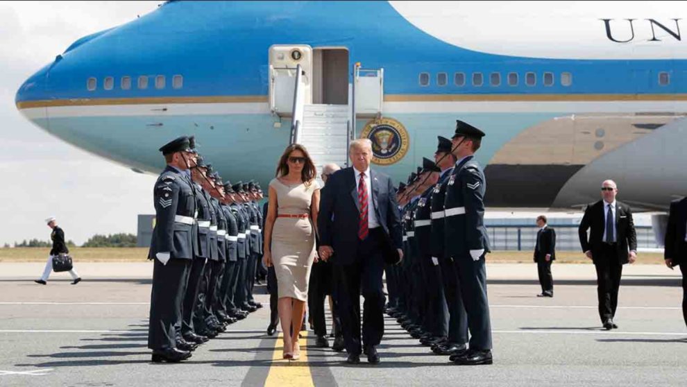 Trump y su mujer abandonando el Air Force One