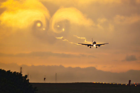 Visualización de la estela turbulenta de un avión gracias a las nubes.