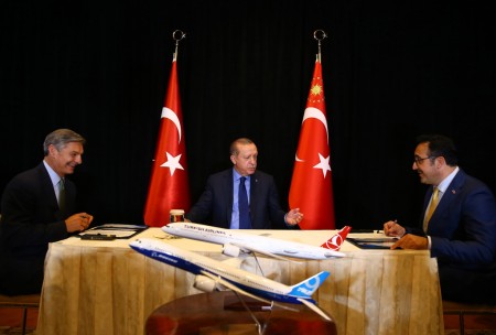 Momento de la firma del  acuerdo entre Boeing y Turkish Airline, con presencia del Vicepresidente de Boeing Ray Conner, el presidente turco Erdogan, y el de Turskis Airline, Ilker Aycl.