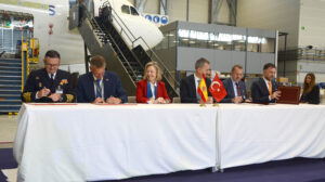 Firma de la entrada de la industria española en el prgrama Hurjet/Saeta II para el Ejército del Aire y del Espacio español.