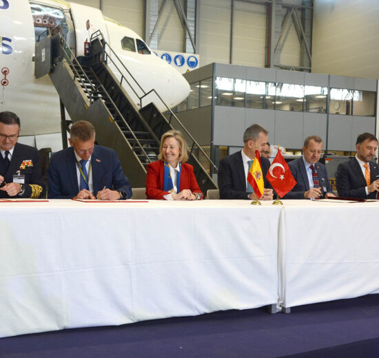 Firma de la entrada de la industria española en el prgrama Hurjet/Saeta II para el Ejército del Aire y del Espacio español.