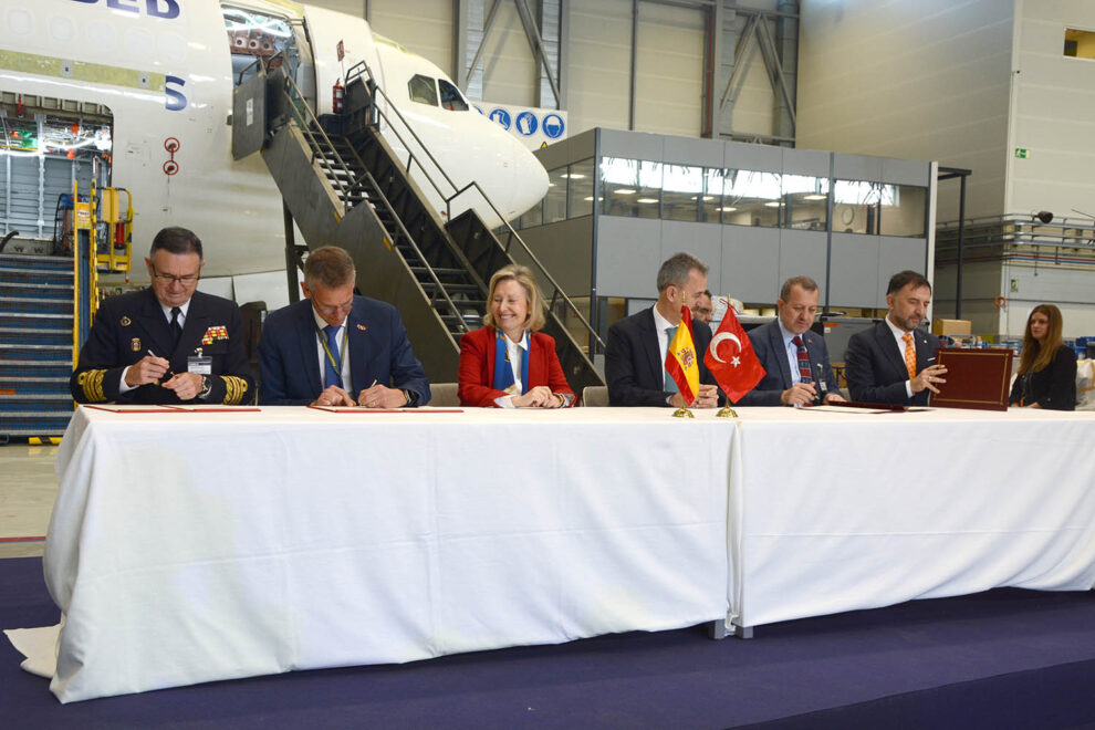 Firma de la entrada de la industria española en el prgrama Hurjet/Saeta II para el Ejército del Aire y del Espacio español.