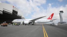 TC-LLA, el primer Boeing 787-9 de Turkish Airlines en el aeropuerto de Estambul a su llegada en el vuelo de entrega.