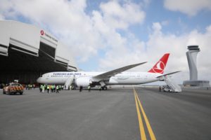 TC-LLA, el primer Boeing 787-9 de Turkish Airlines en el aeropuerto de Estambul a su llegada en el vuelo de entrega.