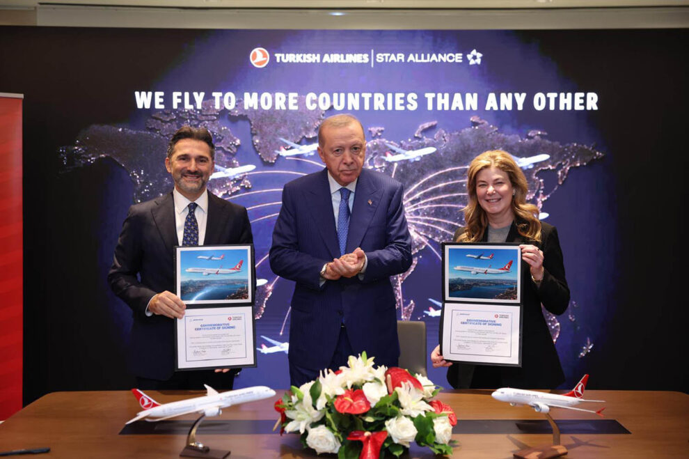 La firma de la compra de hasta 150 Boeing 737 MAX por Turkish Airlines se hizo con Recep Tayyip Erdoğan, presidente de Turquía como testigo.