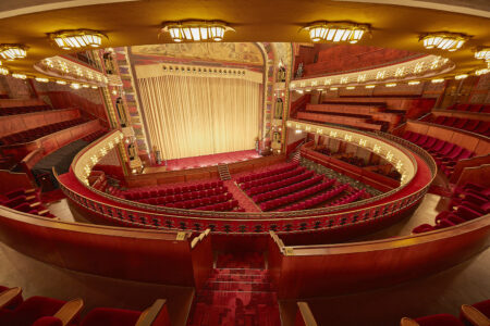La sala principal del cine Tuschinski sirve también para teatro. Además de esta, el cine cuenta con otras tres salas de menor tamaño.