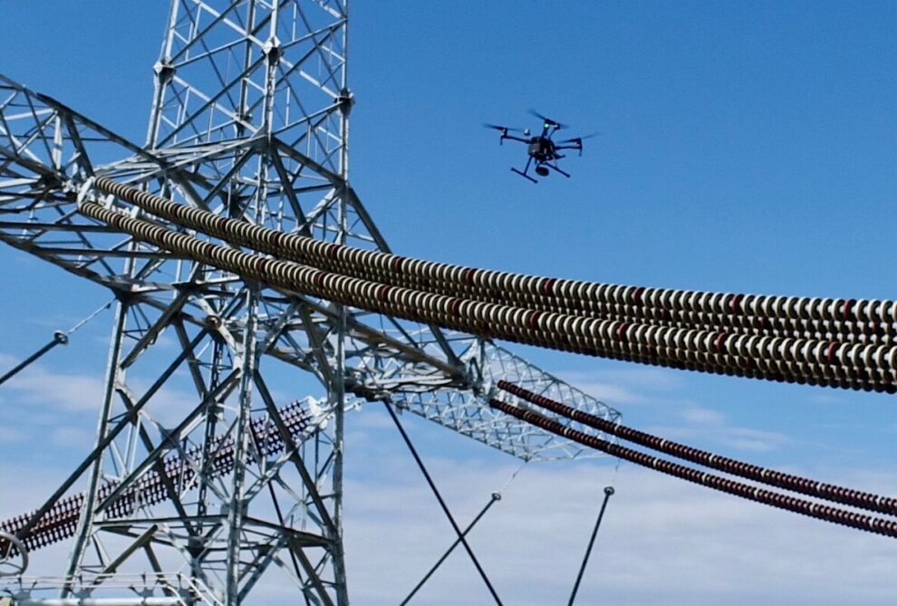Revisión de tendidos eléctricos mediante drones.